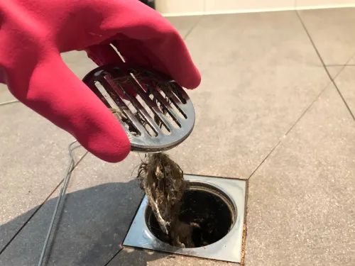 Shower Curb Drainage: Causes and DIY Fixes - 6