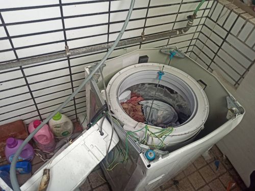 【洗衣機使用禁忌】洗衣機劇烈搖晃移位要注意！ 專家：1類衣物機洗恐釀爆炸 附洗衣黑名單 - 呢6種東西勿用機洗 - 4